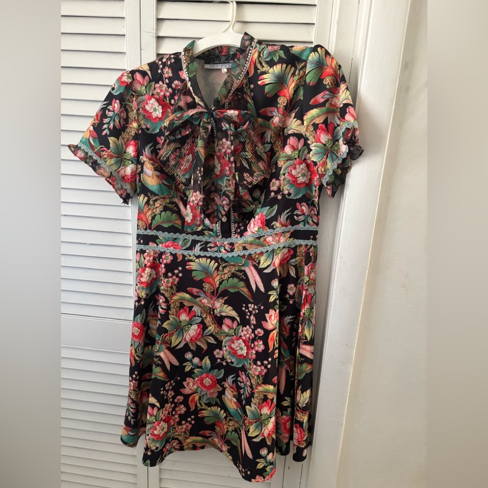 Floral Tie-Neck Short Sleeve Dress in Black and Pink